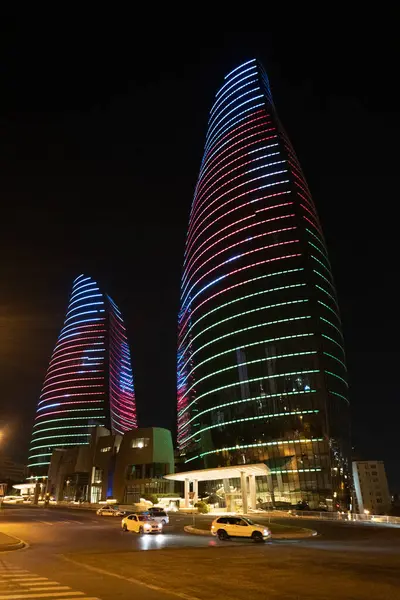 Alev Kuleleri 'nin gece görüşü. Bakü, Azerbaycan. Seyahat ve tatil konsepti.