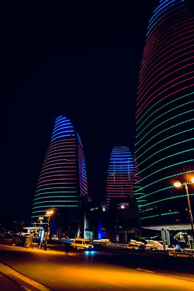 Alev Kuleleri 'nin gece görüşü. Bakü, Azerbaycan. Seyahat ve tatil konsepti.
