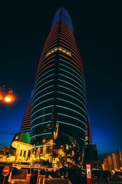 Alev Kuleleri 'nin gece ele geçirilmesi. Bakü, Azerbaycan.