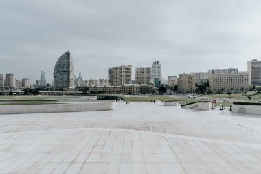 Bakü, Azerbaycan 'daki şehir manzarası. Tatil ve yaşam tarzı konsepti.