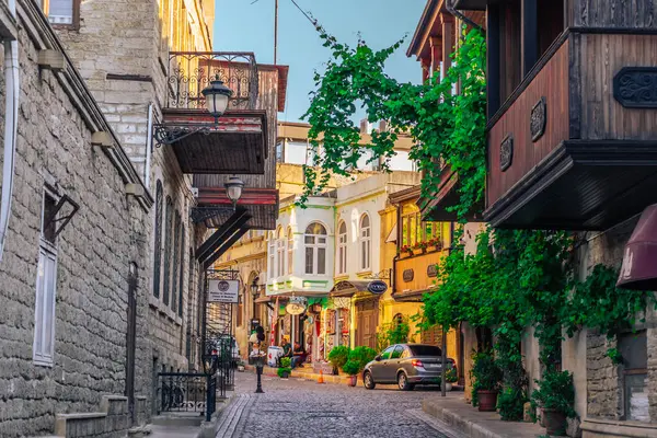 Bakü, Azerbaycan 'daki şehir manzarası. Tatil ve yaşam tarzı konsepti.