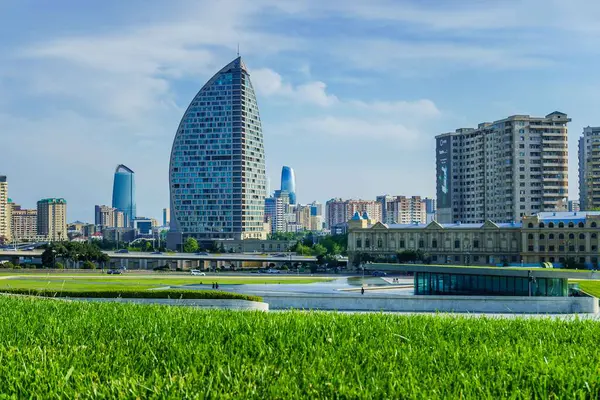 Şehir manzarası. Tatil ve seyahat konsepti. Bakü, Azerbaycan.