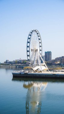 Dönme dolap. Bakü, Azerbaycan.