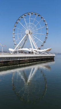 Dönme dolap. Bakü, Azerbaycan.