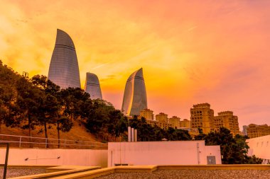 Bakü, Azerbaycan 'da bahar havası. Seyahat ve tatil konsepti.