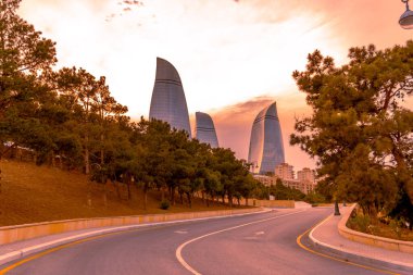 Bakü, Azerbaycan 'da bahar havası. Seyahat ve tatil konsepti.