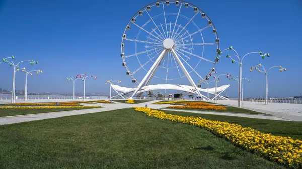 Dönme dolap. Bakü, Azerbaycan.