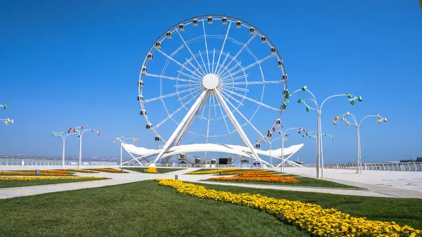 Dönme dolap. Bakü, Azerbaycan.