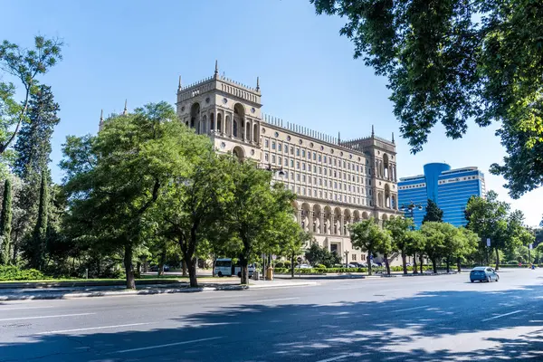 Bakü, Azerbaycan 'da bahar havası. Seyahat ve tatil konsepti.