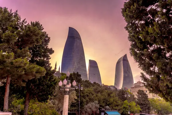 Bakü, Azerbaycan 'da bahar havası. Seyahat ve tatil konsepti.
