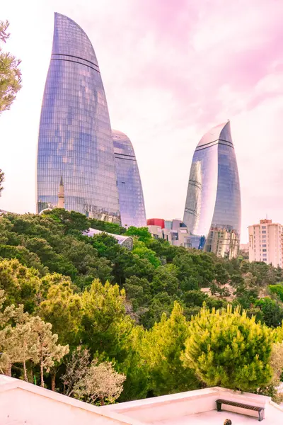 Bakü, Azerbaycan 'da bahar havası. Seyahat ve tatil konsepti.