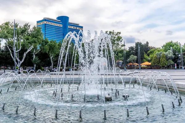 Güzel çeşme. Bakü, Azerbaycan 'da bahar havası. Seyahat ve tatil konsepti.
