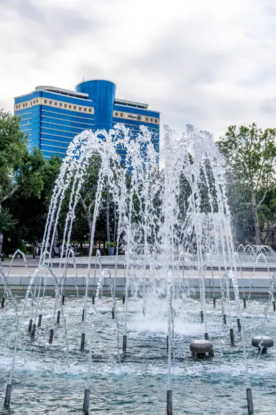 Güzel çeşme. Bakü, Azerbaycan 'da bahar havası. Seyahat ve tatil konsepti.
