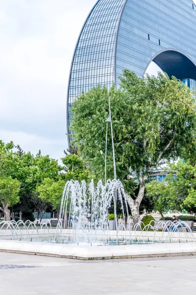 Güzel çeşme. Bakü, Azerbaycan 'da bahar havası. Seyahat ve tatil konsepti.