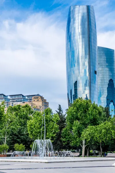 Güzel çeşme. Bakü, Azerbaycan 'da bahar havası. Seyahat ve tatil konsepti.