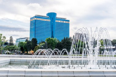 Güzel çeşme. Bakü, Azerbaycan 'da bahar havası. Seyahat ve tatil konsepti.