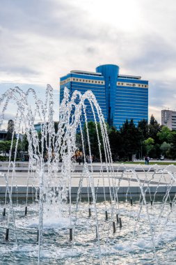 Güzel çeşme. Bakü, Azerbaycan 'da bahar havası. Seyahat ve tatil konsepti.