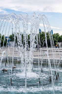 Güzel çeşme. Bakü, Azerbaycan 'da bahar havası. Seyahat ve tatil konsepti.