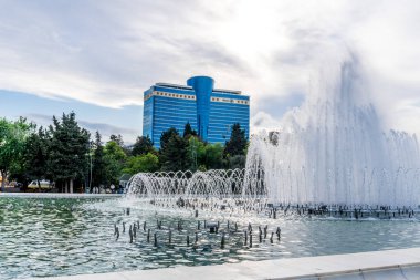 Güzel çeşme. Bakü, Azerbaycan 'da bahar havası. Seyahat ve tatil konsepti.