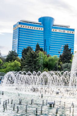 Güzel çeşme. Bakü, Azerbaycan 'da bahar havası. Seyahat ve tatil konsepti.