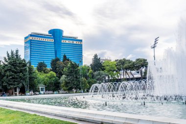 Güzel çeşme. Bakü, Azerbaycan 'da bahar havası. Seyahat ve tatil konsepti.