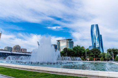 Güzel çeşme. Bakü, Azerbaycan 'da bahar havası. Seyahat ve tatil konsepti.