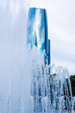 Güzel çeşme. Bakü, Azerbaycan 'da bahar havası. Seyahat ve tatil konsepti.