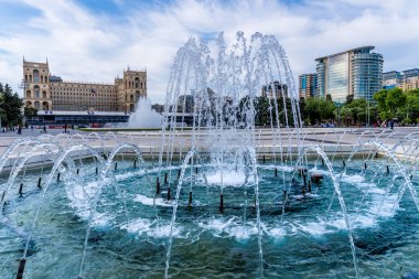 Bakü, Azerbaycan 'da bahar havası. Seyahat ve tatil konsepti.