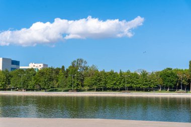 Bakü, Azerbaycan 'da bahar havası. Seyahat ve tatil konsepti.