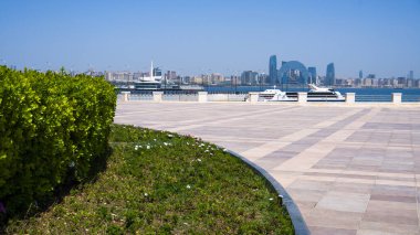 Bakü, Azerbaycan 'da bahar havası. Seyahat ve tatil konsepti.