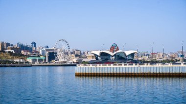 Bakü, Azerbaycan 'da bahar havası. Seyahat ve tatil konsepti.
