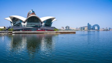 Bakü, Azerbaycan 'da bahar havası. Seyahat ve tatil konsepti.