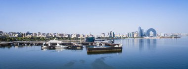 Bakü, Azerbaycan 'da bahar havası. Seyahat ve tatil konsepti.