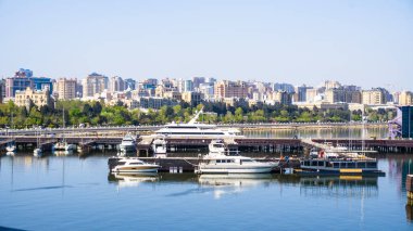 Bakü, Azerbaycan 'da bahar havası. Seyahat ve tatil konsepti.
