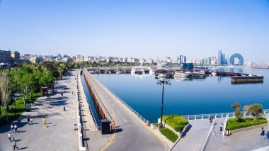Bakü, Azerbaycan 'da bahar havası. Seyahat ve tatil konsepti.