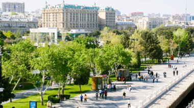 Bakü, Azerbaycan 'da bahar havası. Seyahat ve tatil konsepti.