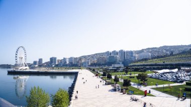 Bakü, Azerbaycan 'da bahar havası. Seyahat ve tatil konsepti.