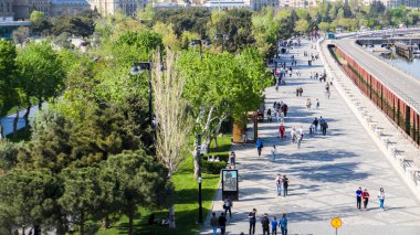 Bakü, Azerbaycan 'da bahar havası. Seyahat ve tatil konsepti.