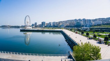 Bakü, Azerbaycan 'da bahar havası. Seyahat ve tatil konsepti.