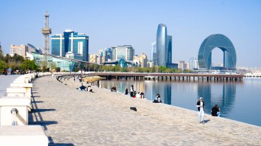 Bakü, Azerbaycan 'da bahar havası. Seyahat ve tatil konsepti.