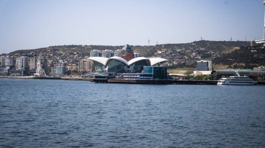 Bakü, Azerbaycan 'da bahar havası. Seyahat ve tatil konsepti.