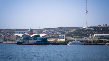 Bakü, Azerbaycan 'da bahar havası. Seyahat ve tatil konsepti.