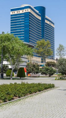 Bakü, Azerbaycan 'da bahar havası. Seyahat ve tatil konsepti.