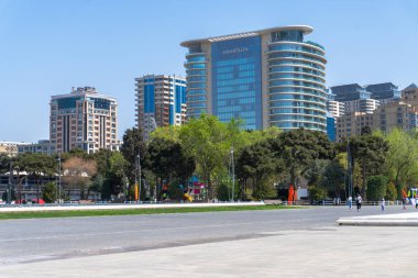 Bakü, Azerbaycan 'da bahar havası. Seyahat ve tatil konsepti.