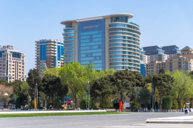 Bakü, Azerbaycan 'da bahar havası. Seyahat ve tatil konsepti.