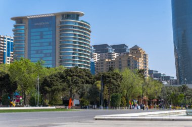 Bakü, Azerbaycan 'da bahar havası. Seyahat ve tatil konsepti.