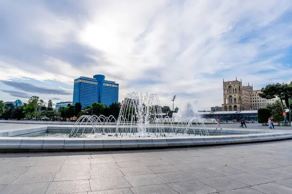 Güzel çeşme. Bakü, Azerbaycan 'da bahar havası. Seyahat ve tatil konsepti.