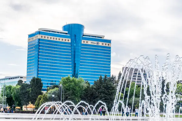 Güzel çeşme. Bakü, Azerbaycan 'da bahar havası. Seyahat ve tatil konsepti.