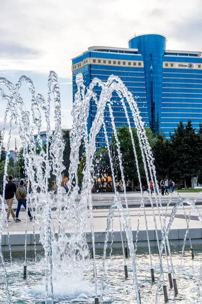 Güzel çeşme. Bakü, Azerbaycan 'da bahar havası. Seyahat ve tatil konsepti.
