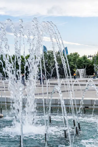 Güzel çeşme. Bakü, Azerbaycan 'da bahar havası. Seyahat ve tatil konsepti.